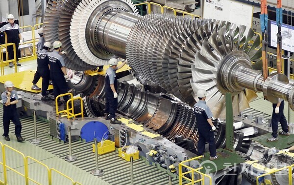 지난 2019년 9월 두산에너빌리티 직원들이 가스터빈 초도호기 최종조립을 위해 로터 블레이드를 케이싱에 설치하고 있다. (제공: 두산에너빌리티) ⓒ천지일보 2024.11.12.