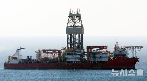 ‘대왕고래’로 명명된 동해 심해 가스전 개발 프로젝트와 관련, 첫 시추를 진행할 노르웨이 업체 시드릴사 소속 드릴십인 ‘웨스트 카펠라호’가 9일 오전 부산 영도구 외항에 정박하고 있다. 길이 228m, 폭 42m, 높이 19ｍ 규모인 웨스트 카펠라호는 시추에 필요한 자재들을 선적한 뒤 이달 중순 시추 해역으로 이동해 본격적인 시추에 나설 것으로 알려졌다. 2024.12.09. (출처: 뉴시스)