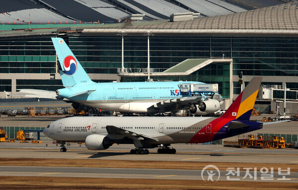 대한항공과 아시아나항공의 항공기가 나란히 서 있는 모습