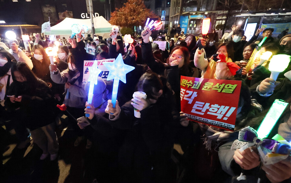 [천지일보=남승우 기자] 전날 국회 본회의에서 윤석열 대통령 탄핵소추안이 부결된 가운데 8일 저녁 서울 여의도 국회 앞에서 열린 촛불문화제에서 참가자들이 손피켓과 응원봉을 들고 윤 대통령 탄핵을 촉구하고 있다. ⓒ천지일보 2024.12.08.