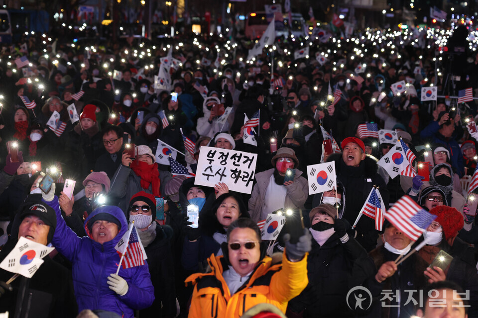[천지일보=남승우 기자] 국회 본회의에서 김건희 여사 특검법과 윤석열 대통령의 탄핵소추안이 부결된 7일 저녁 서울 종로구 동화면세점 앞에서 자유통일당과 대한민국바로세우기 국민운동본부 등 보수단체 주최로 열린 ‘주사파 척결! 자유 대한민국 수호 국민대회’에서 참가자들이 구호를 외치고 있다. ⓒ천지일보 2024.12.07.