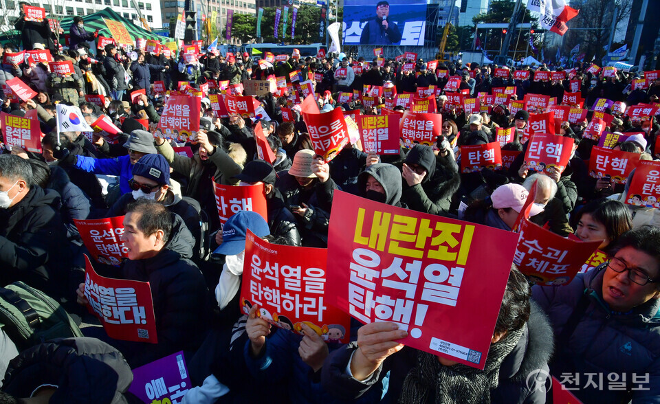 [천지일보=박준성 기자] 윤석열 대통령 탄핵안 표결일인 7일 오후 서울 여의도 국회의사당 인근에서 촛불행동 등 진보단체 참가자들이 ‘윤석열 탄핵’ 등의 손피켓을 들고 구호를 외치고 있다.  ⓒ천지일보 2024.12.07.