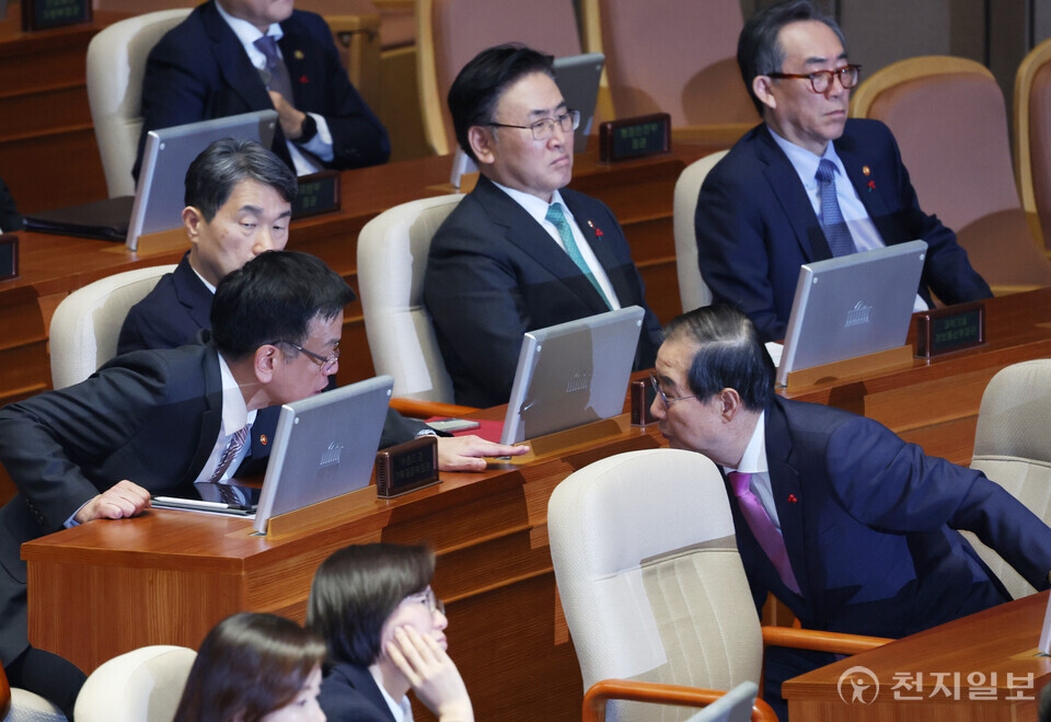 [천지일보=박준성 기자] 한덕수 국무총리와 최상목 경제부총리 겸 기획재정부 장관이 10일 오후 서울 여의도 국회에서 열린 제418회 국회(정기회) 본회의에서 대화를 나누고 있다. ⓒ천지일보 2024.12.10.