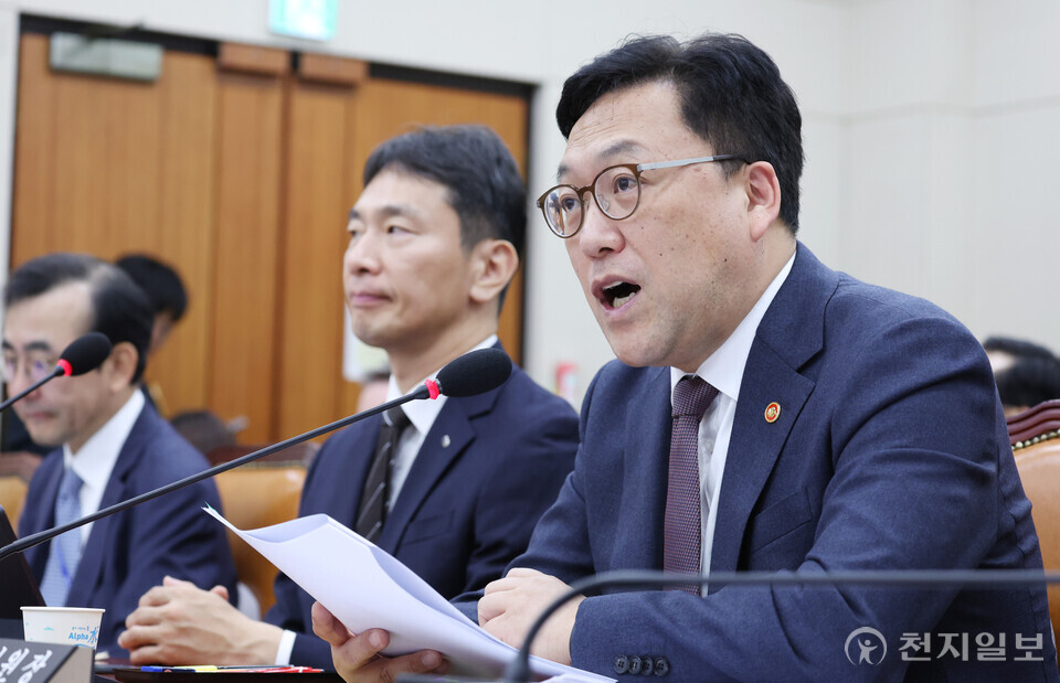 [천지일보=박준성 기자] 김병환 금융위원장이 24일 서울 여의도 국회에서 열린 국회 정무위원회의 국정감사에서 의원 질의에 답하고 있다. ⓒ천지일보 2024.10.24.