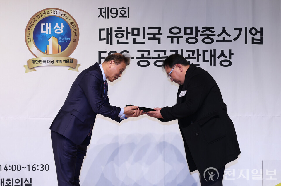 [천지일보=남승우 기자] 파웰 코퍼레이션 조동규 이사가 13일 서울 용산구 백범김구기념관에서 천지일보(대표 이상면)와 ISO국제심사원협회 주최로 열린 제9회 2024 대한민국 유망중소기업대상·공공기관대상 시상식에서 AI 반도체 제조 장치용 소부장 부문 대리 수상을 하고 있다. ⓒ천지일보 2024.12.13.