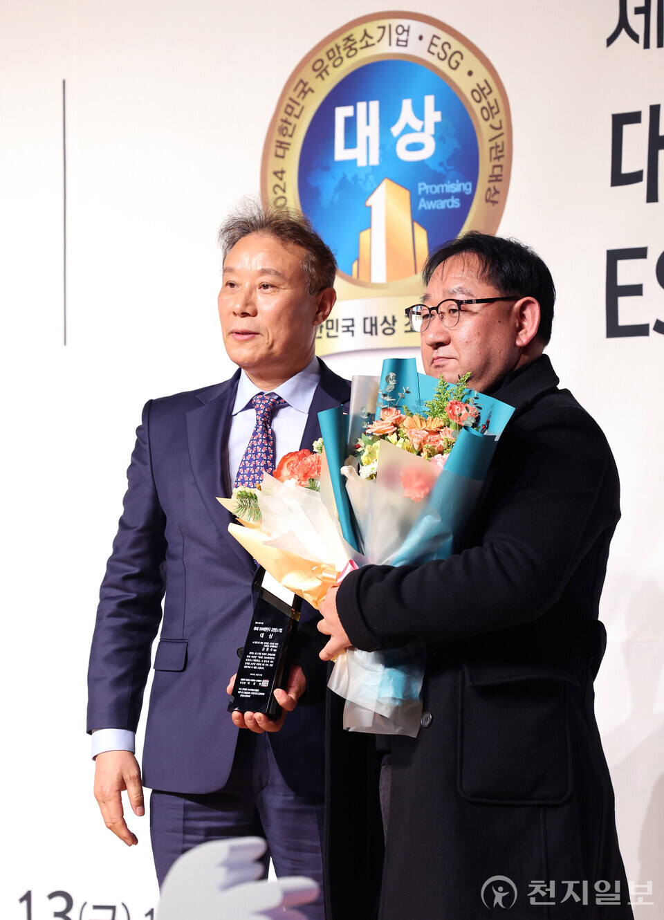 [천지일보=남승우 기자] 파웰 코퍼레이션 강창수 대표가 13일 서울 용산구 백범김구기념관에서 천지일보(대표 이상면)와 ISO국제심사원협회 주최로 열린 제9회 2024 대한민국 유망중소기업대상·공공기관대상 시상식에서 AI 반도체 제조 장치용 소부장 부문 수상을 하고 있다. ⓒ천지일보 2024.12.13.