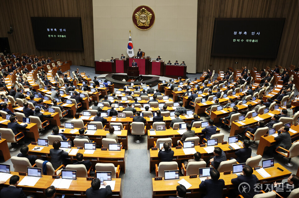 [천지일보=박준성 기자] 한덕수 국무총리가 10일 오후 서울 여의도 국회에서 열린 제418회 국회(정기회) 본회의에서 2025년도 예산안 가결 후 정부 측 인사를 하고 있다.  ⓒ천지일보 2024.12.10.