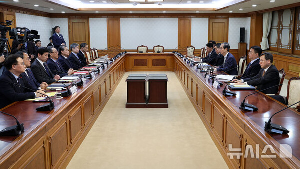 [서울=뉴시스] 한덕수 대통령 권한대행 겸 국무총리가 14일 오후 서울 종로구 정부서울청사에서 국가안전보장회의(NSC)를 하고 있다. 2024.12.14.