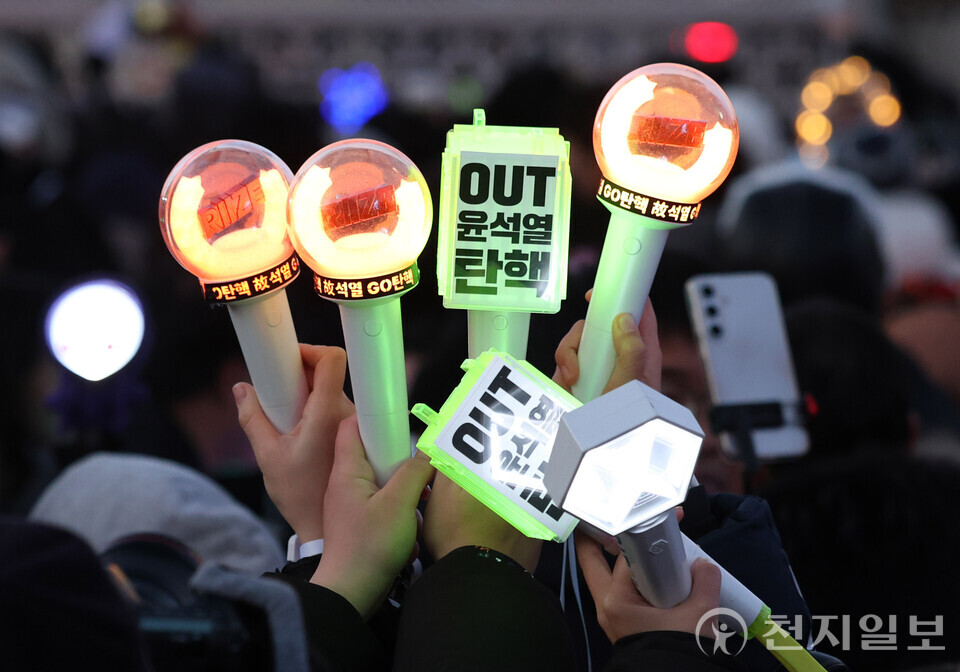 [천지일보=남승우 기자] 윤석열 대통령에 대한 탄핵소추안 재표결이 통과된 14일 서울 여의도 국회의사당 앞에서 열린 윤석열 대통령 탄핵소추안 국회 통과 촉구 집회에서 시민들이 응원봉을 들고 있다. ⓒ천지일보 2024.12.14.