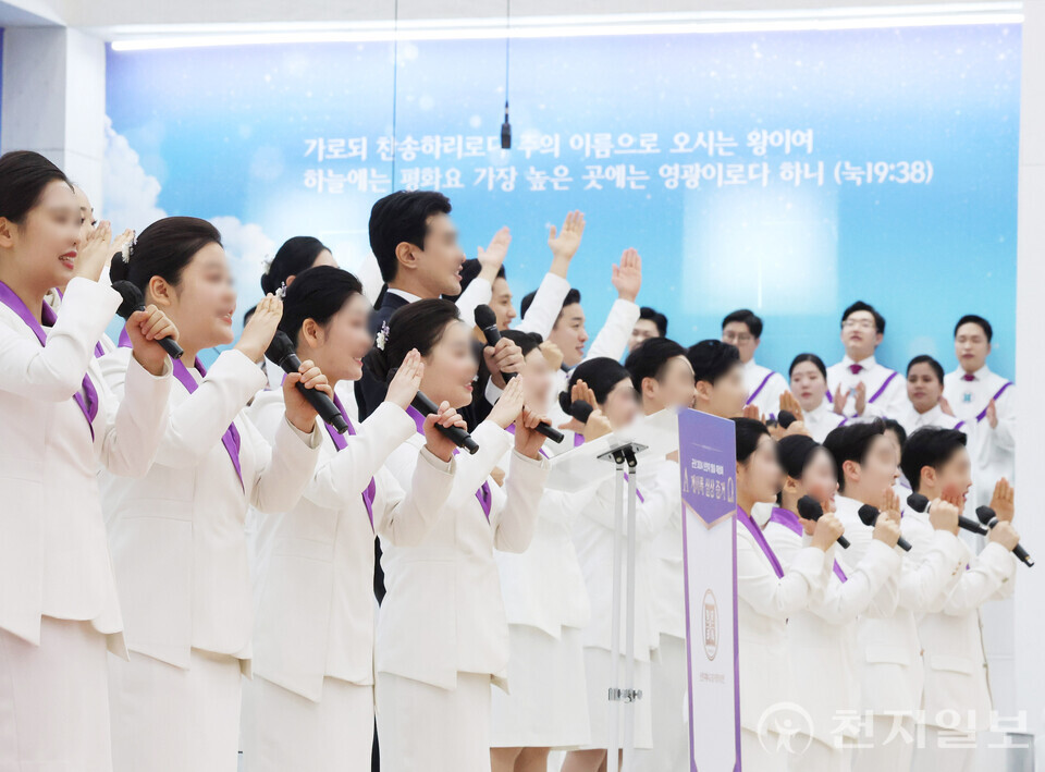 [천지일보=남승우 기자] 신천지예수교 증거장막성전 이만희 총회장이 15일 전북 군산시 도마지파 군산교회를 방문한 가운데 신천지 도마지파 찬양단이 찬양을 부르고 있다. ⓒ천지일보 2024.12.15.