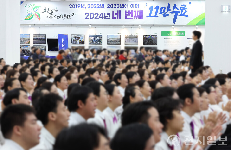 [천지일보=남승우 기자] 15일 전북 군산시 도마지파 군산교회에서 열린 ‘군산 2024 신천지 말씀 대성회’에서 참석자들이 이만희 총회장의 강연을 들으며 박수치고 있다. ⓒ천지일보 2024.12.15.