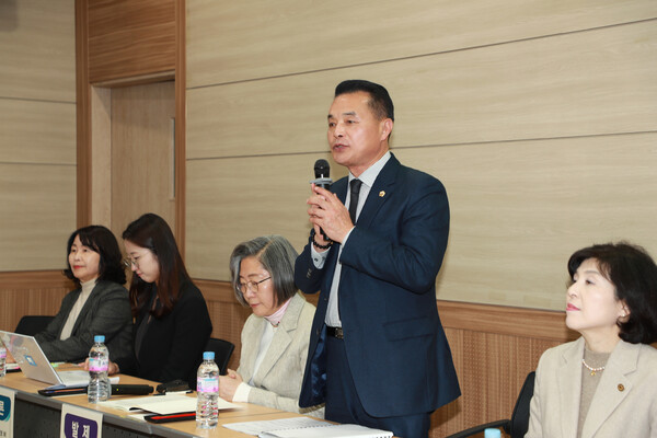 충북도의회가 지난 12일 충북연구원에서 딥페이크 토론회를 열었다. 사진은 박지헌(국민의힘, 청주12) 충북도의원이 발언하고 있는 모습. (제공: 충북도의회)
