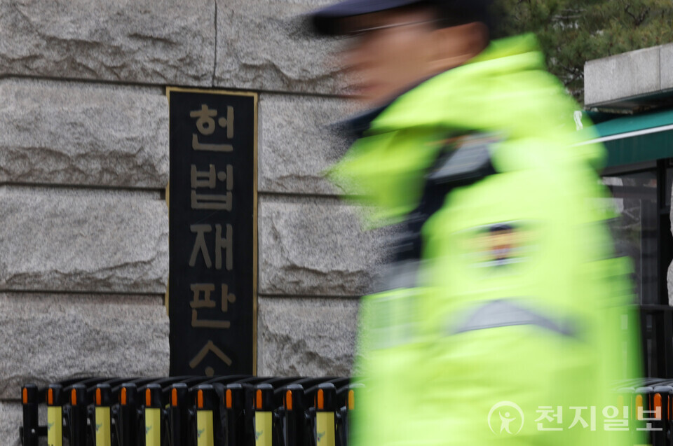 [천지일보=남승우 기자] 윤석열 대통령에 대한 헌법재판소의 본격적인 탄핵심판 심리를 앞둔 16일 서울 종로구 헌법재판소 정문에 경찰병력이 배치돼 있다. ⓒ천지일보 2024.12.16.