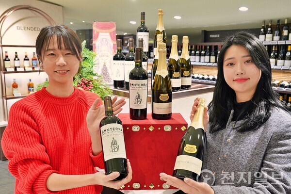 '서울의 심판' 우승 와인을 들고 있는 모델 . (제공 : 롯데쇼핑) ⓒ천지일보 2024.12.16.