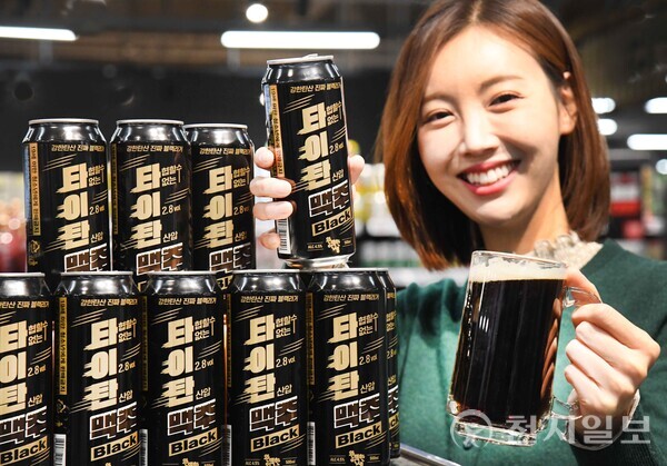 모델이 17일 ‘홈플러스 메가 푸드 마켓 라이브’ 강서점에서 오는 19일부터 새롭게 선보이는 초저가 1000원 흑맥주 ‘타이탄 블랙’을 소개하고 있다. (제공 : 홈플러스) ⓒ천지일보 2024.12.17.