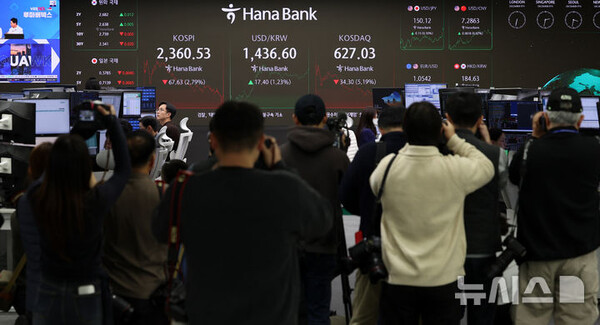 [서울=뉴시스] 코스피가 전 거래일(2428.16)보다 67.58포인트(2.78%) 내린 2360.58에 마감한 9일 오후 서울 중구 하나은행 딜링룸 전광판에 지수가 표시되고 있다. 이날 코스닥 지수는 전 거래일(661.33)보다 34.32포인트(5.19%) 하락한 627.01, 서울 외환시장에서 원·달러 환율은 전 거래일(1419.2원)보다 17.8원 오른 1437.0원에 주간 거래를 마감했다.