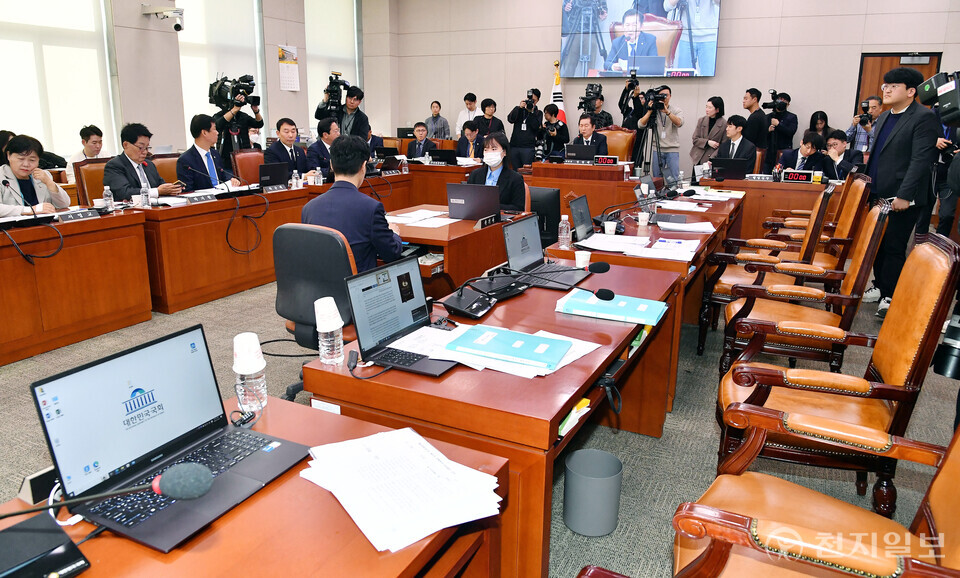 [천지일보=박준성 기자] 정청래 국회 법사위원장이 8일 서울 여의도 국회에서 열린 법제사법위원회 전체회의를 주재하고 있다. 국민의힘은 예산안 처리에 반발하며 표결 직전 회의장에서 퇴장했다.  ⓒ천지일보 2024.11.08.