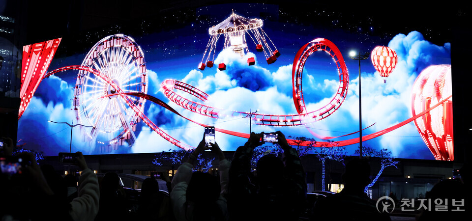 신세계백화점 본점 초대형 미디어파사드 ‘신세계스퀘어’ ⓒ천지일보 2024.11.24.