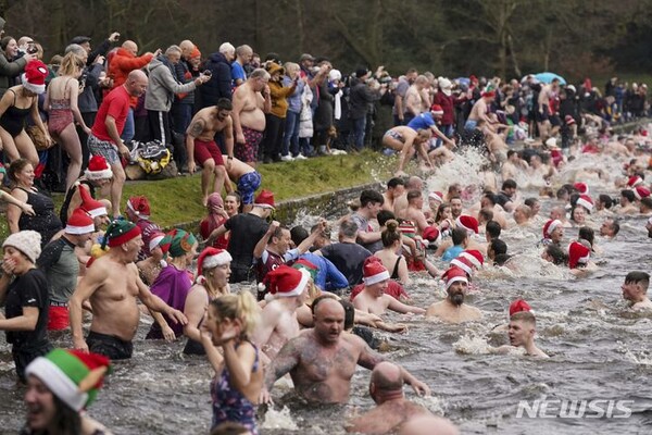 25일(현지시간) 영국 버밍엄의 서튼 콜드필드에 있는 서튼 파크에 있는 블랙루트 수영장에서 시민들이 성탄절 수영을 즐기고 있다. (출처: 뉴시스)