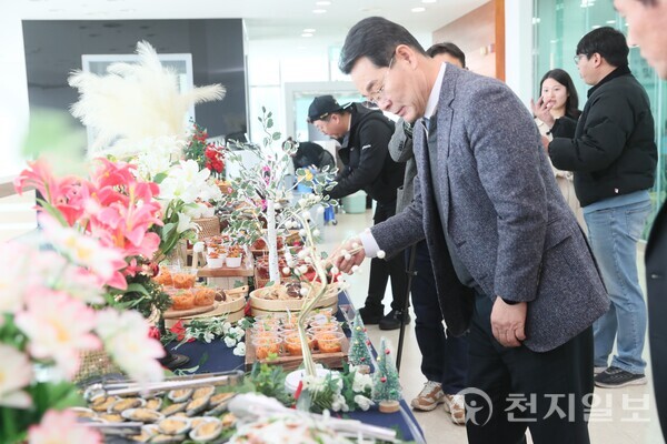 권익현 부안군수가 18일 곰소젓갈발효센터에서 열린 개발 보고회에 참석해 곰소젓갈 특화소스 요리를 시식하고 있다. (제공: 부안군청) ⓒ천지일보 2024.12.18.
