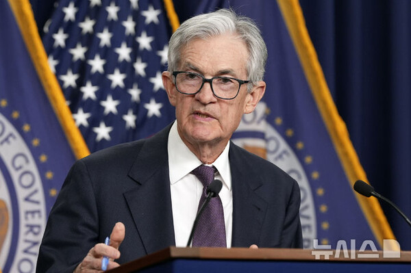(출처: AP 통신, 뉴시스) 제롬 파월 미 연방준비제도(Fed, 연준) 의장이 18일(현지시각) 워싱턴DC에서 기자회견을 하고 있다. 연준은 이날 예상대로 기준금리를 기존보다 0.25%포인트 인하했다.