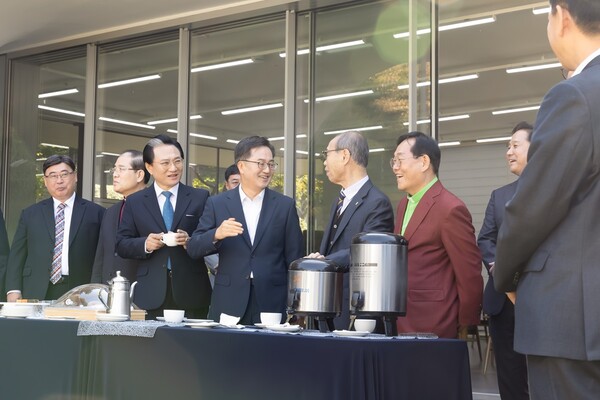 지난달 11일 도담소에서 열린 경기도기독교총연합회 오찬 간담회에서 김동연 경기도지사, 오범열 경기도기독교총연합회 회장, 경기도기독교총연합회 임원 등이 차담을 하고 있다. (출처: 경기도)