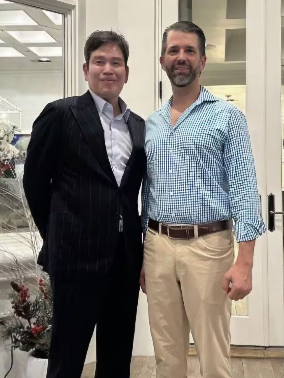 지난 1월 정용진 회장이 도널드 트럼프 미국 대통령 당선인의 장남인 트럼프 주니어와 만나 찍은 기념사진. 정용진 회장 인스타그램지난 1월 정용진 신세계그룹 회장이 도널드 트럼프 미국 대통령 당선인의 장남인 트럼프 주니어와 만나 기념사진을 찍었다. 두 사람은 개신교 신자라는 종교적 배경 아래 긴밀한 교류를 지속하며 사업 및 투자 관련 논의를 나눠온 것으로 알려졌다. (출처: 정용진 신세계그룹 회장 인스타그램)