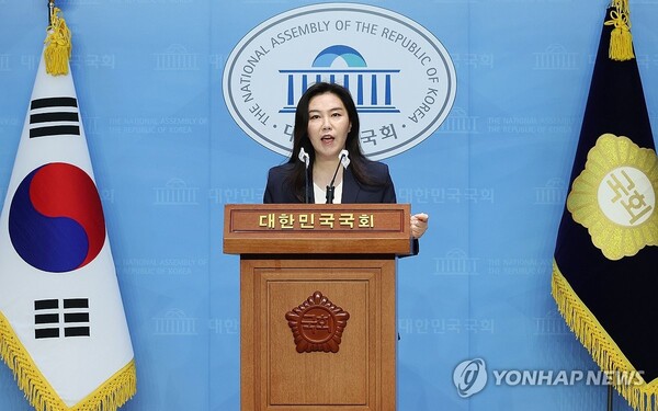 더불어민주당 강유정 원내대변인이 12일 오전 서울 여의도 국회 소통관에서 '이선균 방지법' 및 윤석열 대통령의 '멍게 앞 소주' 발언과 관련한 브리핑을 하고 있다. (출처: 연합뉴스)