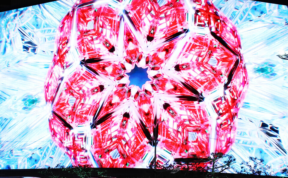 신세계백화점 본점 초대형 미디어파사드 ‘신세계스퀘어’ ⓒ천지일보 2024.11.24.