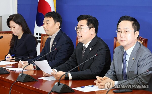 더불어민주당 박찬대 원내대표(왼쪽 세번째)가 22일 오전 국회에서 열린 기자간담회에서 발언하고 있다. (출처: 연합뉴스)