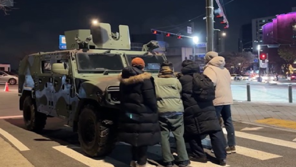 12.3 비상계엄 사태 당시 한 시민이 장갑차를 막아서고 있다. (출처: 워싱턴포스트 웹사이트 캡처)