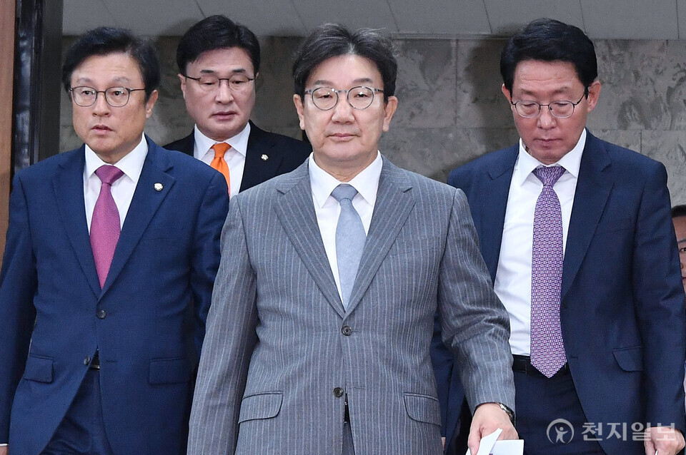 [천지일보=박준성 기자] 국민의힘 권성동 당대표 권한대행 겸 원내대표가 19일 서울 여의도 국회에서 열린 원내대책회의에 참석하고 있다.ⓒ천지일보 2024.12.19.