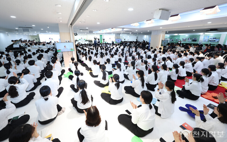 [천지일보=박준성 기자] 신천지예수교 증거장막성전 이만희 총회장이 22일 서울 성동구 요한지파 왕십리교회에서 열린 ‘왕십리 2024 신천지 말씀대성회’에서 강연하는 가운데 성도들이 박수를 치고 있다. ⓒ천지일보 2024.12.22.