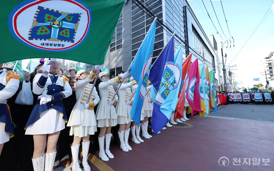 [천지일보=박준성 기자] 신천지예수교 증거장막성전 이만희 총회장이 22일 서울 성동구 요한지파 왕십리교회에 도착, 요한지파 문화예술단이 신천지예수교회 이만희 총회장 환영 행사를 하고 있다. ⓒ천지일보 2024.12.22.