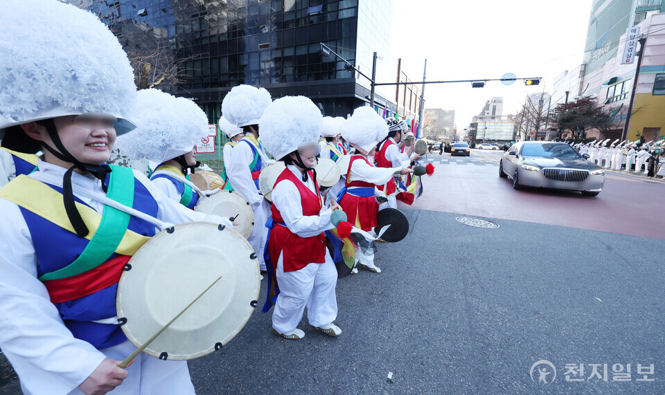 [천지일보=박준성 기자] 신천지예수교 증거장막성전 이만희 총회장이 22일 서울 성동구 요한지파 왕십리교회에 도착, 요한지파 문화예술단이 신천지예수교회 이만희 총회장 환영 행사를 하고 있다. ⓒ천지일보 2024.12.22.