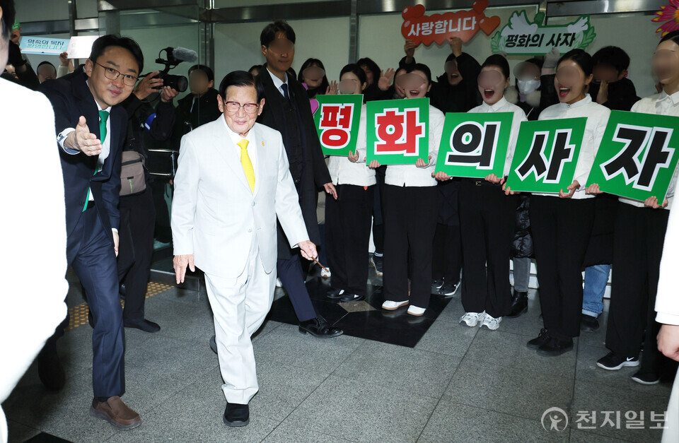 [천지일보=박준성 기자] 신천지예수교 증거장막성전 이만희 총회장이 22일 서울 성동구 요한지파 왕십리교회에 도착, 성도들이 신천지 보좌기, 손피켓 등을 흔들며 환호하고 있다.  ⓒ천지일보 2024.12.22.