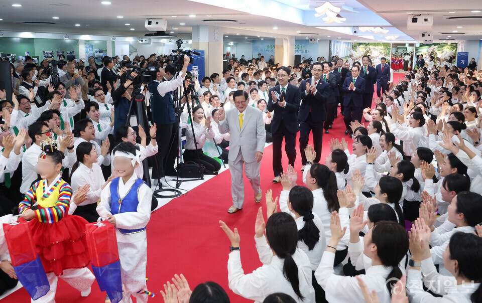 [천지일보=박준성 기자] 22일 서울 성동구 요한지파 왕십리교회에 방문한 신천지예수교회 이만희 총회장이 ‘왕십리 2024 신천지 말씀대성회’ 강연을 하기 위해 이기원 요한지파장, 지역 담임강사들과 함께 본당으로 입장하는 가운데 성도들이 박수를 치며 환호하고 있다. ⓒ천지일보 2024.12.22.