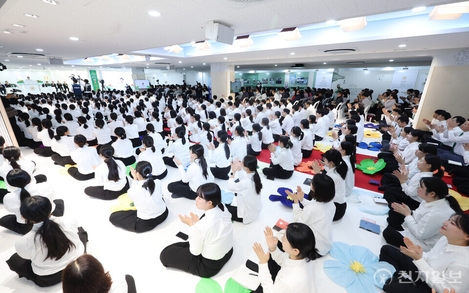 [천지일보=박준성 기자] 신천지예수교 증거장막성전 이만희 총회장이 22일 서울 성동구 요한지파 왕십리교회에서 열린 ‘왕십리 2024 신천지 말씀대성회’에서 강연하는 가운데 성도들이 박수를 치고 있다. ⓒ천지일보 2024.12.22.