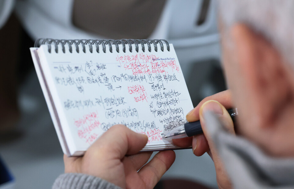 [천지일보=박준성 기자] 22일 서울 성동구 요한지파 왕십리교회에서 열린 ‘왕십리 2024 신천지 말씀대성회’에 참석한 한 목회자가 신천지예수교회 이만희 총회장의 강연을 꼼꼼히 메모하며 경청하고 있다. ⓒ천지일보 2024.12.22.