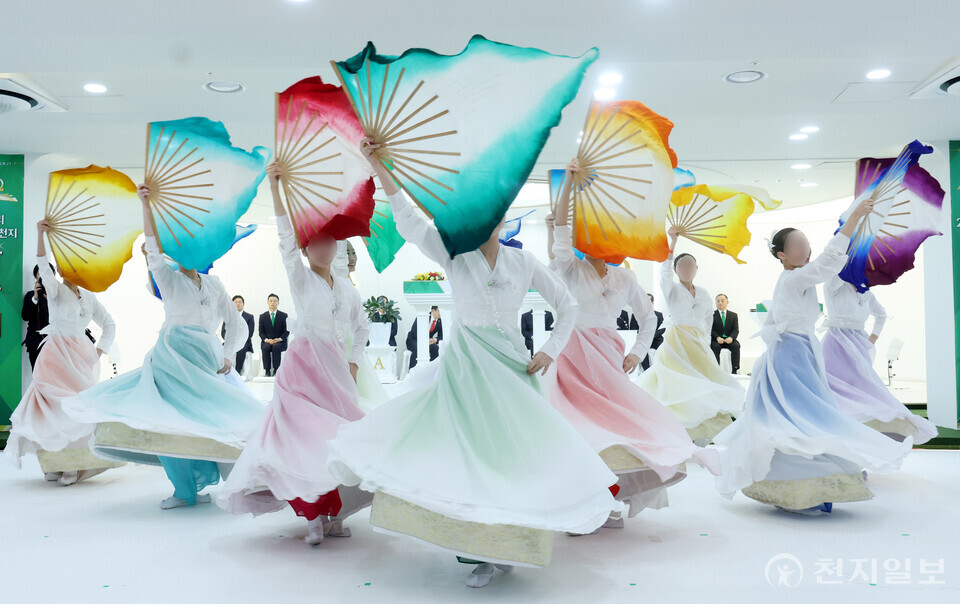 [천지일보=박준성 기자] 22일 서울 성동구 요한지파 왕십리교회에서 열린 ‘왕십리 2024 신천지 말씀대성회’에서 요한지파 문화예술단이 특별 공연을 선보이고 있다. ⓒ천지일보 2024.12.22.