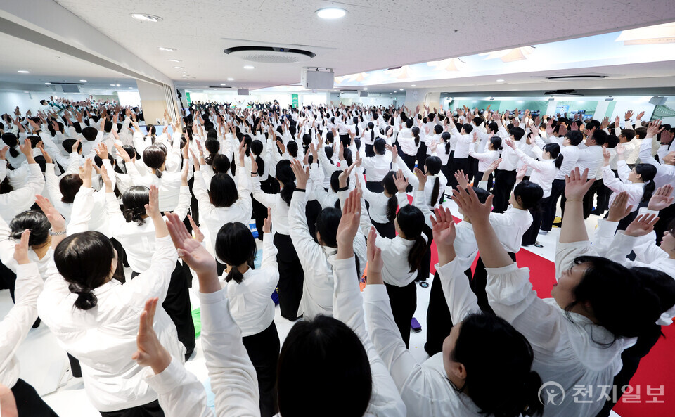 [천지일보=박준성 기자] 신천지예수교 증거장막성전 이만희 총회장이 22일 서울 성동구 요한지파 왕십리교회에서 열린 ‘왕십리 2024 신천지 말씀대성회’를 마친 뒤 성도들과 함께 두 손 들어 영광을 올리고 있다.  ⓒ천지일보 2024.12.22.
