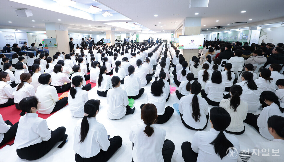 [천지일보=박준성 기자] 22일 서울 성동구 요한지파 왕십리교회에서 열린 ‘왕십리 2024 신천지 말씀대성회’에서 성도들이 신천지예수교회 이만희 총회장의 강연을 경청하고 있다. ⓒ천지일보 2024.12.22.