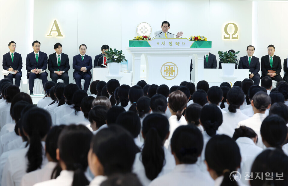 [천지일보=박준성 기자] 신천지예수교 증거장막성전 이만희 총회장이 22일 서울 성동구 요한지파 왕십리교회에서 열린 ‘왕십리 2024 신천지 말씀대성회’에서 강연하고 있다. ⓒ천지일보 2024.12.22.