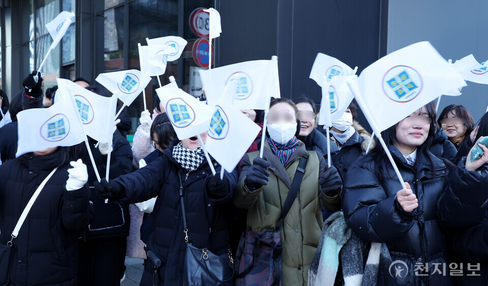 [천지일보=박준성 기자] 신천지예수교 증거장막성전 이만희 총회장이 22일 서울 성동구 요한지파 왕십리교회에 도착, 성도들이 신천지 보좌기, 손피켓 등을 흔들며 환호하고 있다.  ⓒ천지일보 2024.12.22.