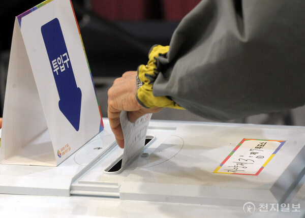 [천지일보=박준성 기자] 제22대 국회의원 선거일인 지난 4월 10일 서울 광진구 자양3동 제7투표소에서 유권자들 투표를 하고 있다. 자료사진 ⓒ천지일보 2024.04.10.