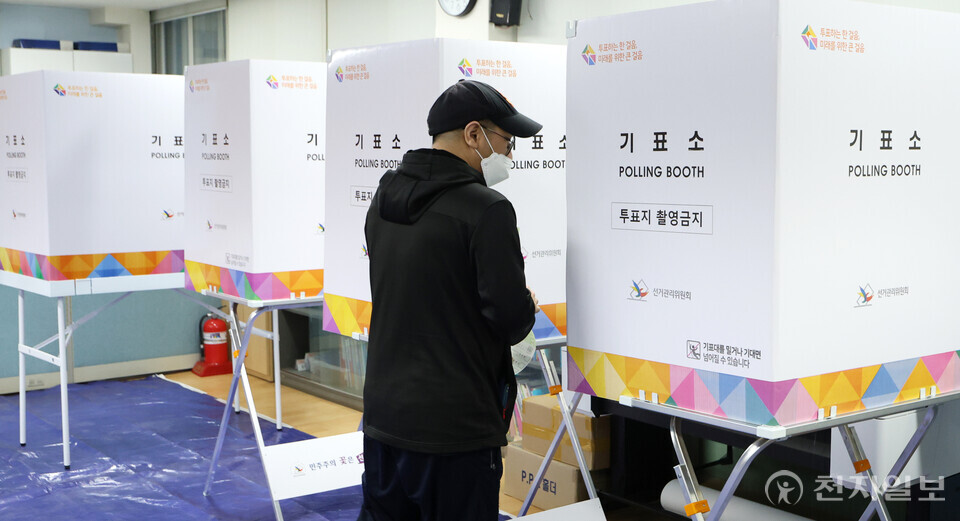 [천지일보=박준성 기자] 제22대 국회의원 선거일인 지난 4월 10일 서울 도봉구 창동초등학교에 마련된 창제5동 제3투표소에서 유권자가 투표를 하고 있다. 자료사진. ⓒ천지일보 2024.04.10.