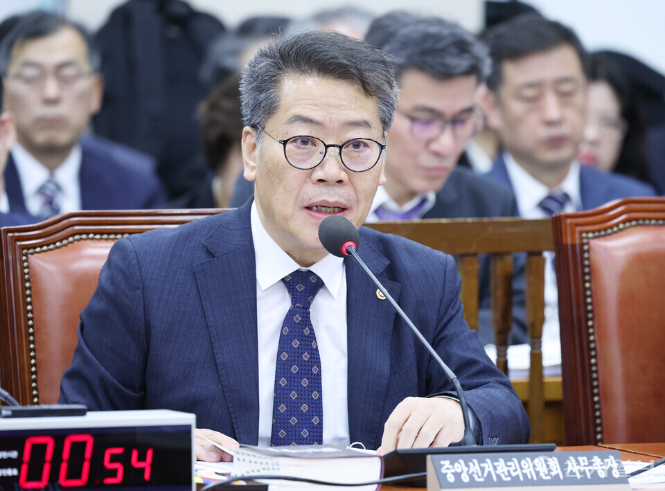 [천지일보=박준성 기자] 김용빈 중앙선거관리위원회 사무총장이 25일 서울 여의도 국회에서 열린 행정안전위원회의 행정안전부, 중앙선거관리위원회, 경찰청 등의 종합국정감사에서 의원 질의에 답변하고 있다. ⓒ천지일보 2024.10.25.