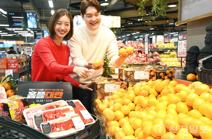 18일 서울 등촌동 홈플러스 메가 푸드 마켓 라이브 강서점에서 모델이 올해 마지막 홈플대란 행사를 소개하고 있다. 홈플러스는 오는 19일부터 25일까지 마지막 홈플대란 행사를 연다. (제공：홈플러스) ⓒ천지일보 2024.12.23.