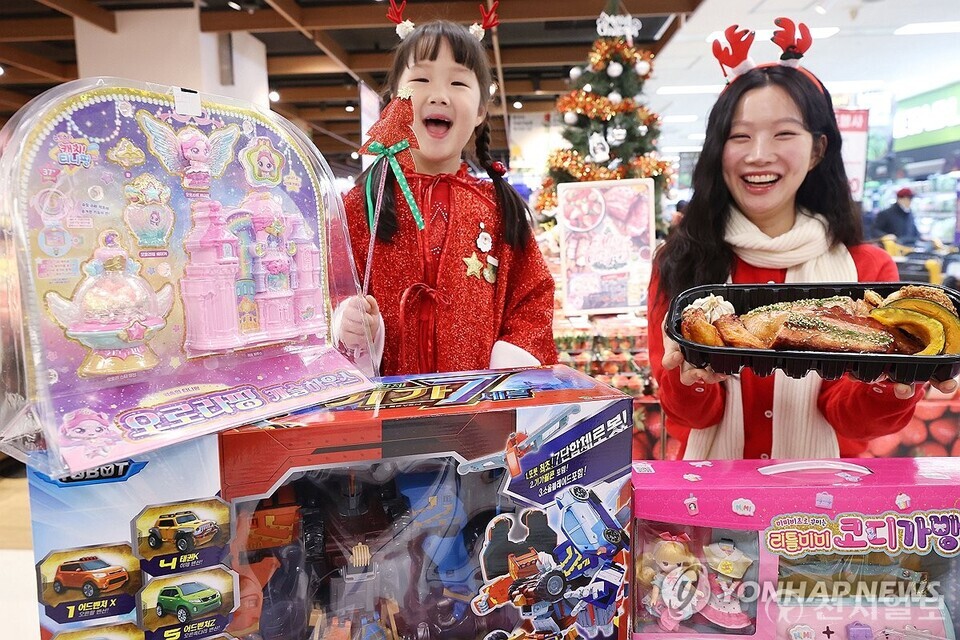 19일 오전 서울 이마트 용산점에서 모델들이 온가족 먹거리 할인행사를 홍보하고 있다. 이마트는 크리스마스 연휴와 연말을 앞두고 20일부터 26일까지 먹거리ㆍ장난감 할인 행사를 진행한다. （제공： 이마트）ⓒ천지일보 2024.12.23.