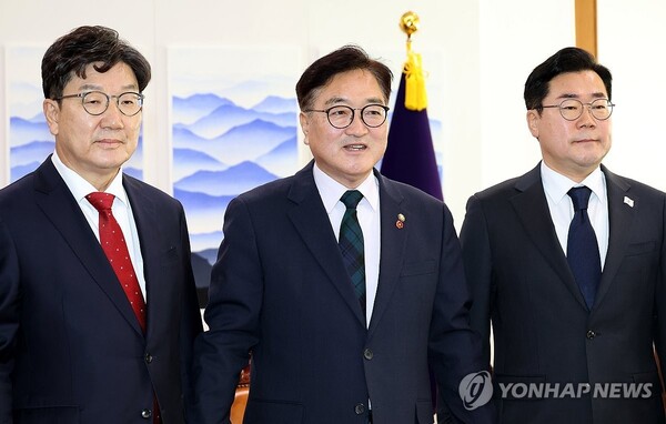 우원식 국회의장이 23일 오전 서울 여의도 국회에서 여야 원내대표들과 기념 촬영하고 있다.왼쪽부터 국민의힘 권성동 대표 권한대행 겸 원내대표, 우원식 국회의장, 더불어민주당 박찬대 원내대표. (출처: 연합뉴스)